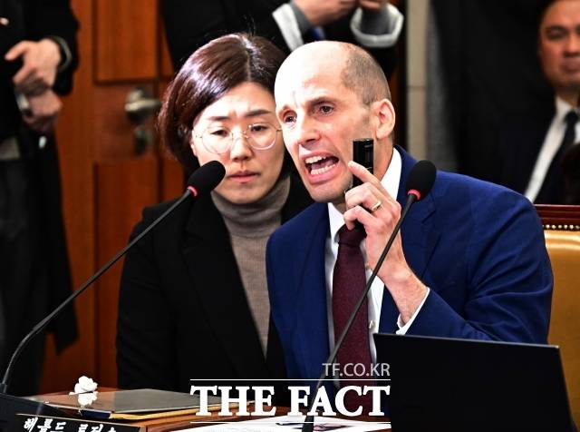 해롤드 로저스 쿠팡 대표이사가 30일 오전 서울 여의도 국회에서 열린 ‘쿠팡 침해사고 및 개인정보 유출, 불공정 거래, 노동환경 실태 파악과 재발방지 대책 마련을 위한 청문회’에 증인으로 출석해 동시번역기에 대한 발언을 하고 있다. /국회=배정한 기자