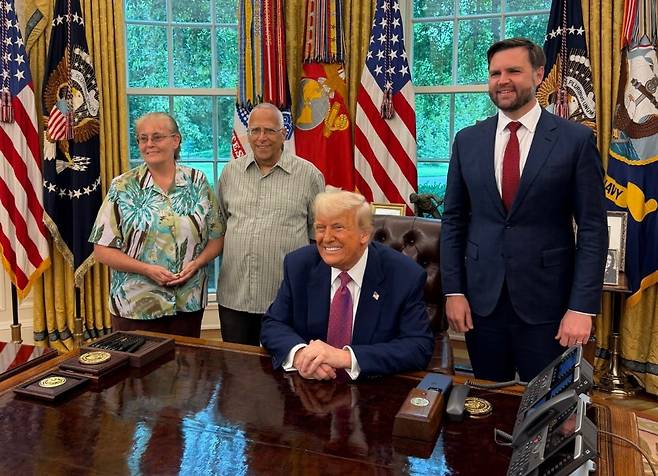 지난 5월 도널드 트럼프 대통령이 백악관을 찾은 레오 14세 친형인 루이스 프레보스트 부부와 기념 촬영을 하고 있다. /백악관