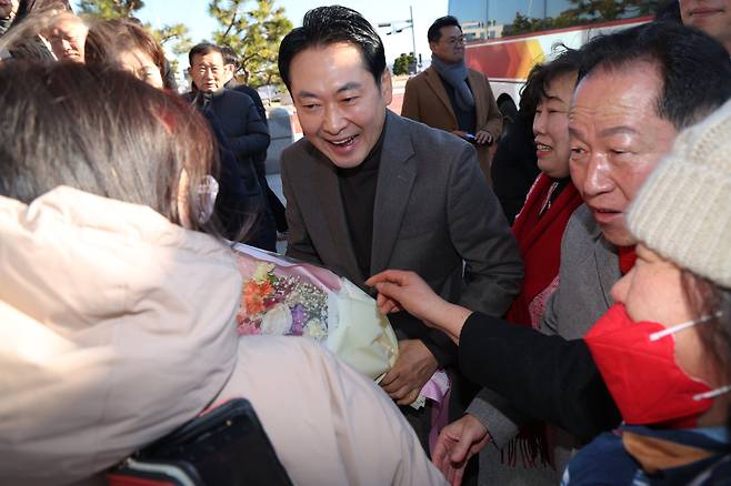 장동혁 국민의힘 대표가 30일 전북 김제시 새만금33센터 앞에서 지지자들과 인사를 나누고 있다./뉴스1