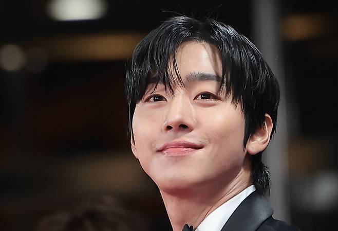 배우 안효섭이 19일 오후 서울 영등포구 KBS홀에서 열린 제46회 청룡영화상 시상식에 참석해 레드카펫을 밟고 있다. /뉴스1