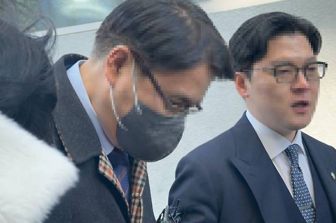 송광석 전 천주평화연합(UPF) 회장(사진 왼쪽)이 경찰 조사를 받기 위해 지난 26일 오후 서울 서대문구 경찰청 청사에 들어서고 있다. /뉴스1