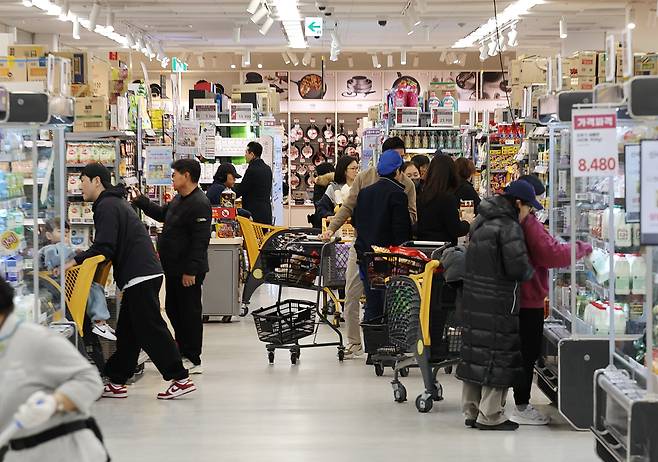 서울의 한 대형마트에서 시민들이 장을 보고 있다./연합뉴스