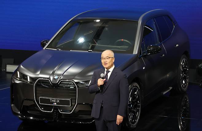 한상윤 BMW 그룹 코리아 대표이사 사장이 4월 3일 경기 고양시 킨텍스에서 열린 2025 서울모빌리티쇼에서 BMW THE iX 등을 공개하고 있다. /뉴스1