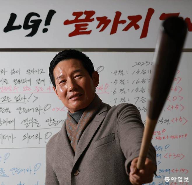 ‘메모광’ 염경엽 프로야구 LG 감독의 사무실 화이트보드에는 3년 전 처음 부임했을 때 적어둔 메모가 그대로 있다. 벤치로 밀려난 뒤 ‘지도자로는 1등을 하겠다’며 시작한 메모는 그의 인생에서 가장 큰 자산이 됐다. 프로야구 역대 감독 중 가장 야구를 못하는 선수 중 하나였던 그는 LG 감독으로 한국시리즈 우승 트로피를 2차례 들어 올리며 역대 감독 최고 몸값(3년 30억 원)의 주인공이 됐다. 
전영한 기자 scoopjyh@donga.com