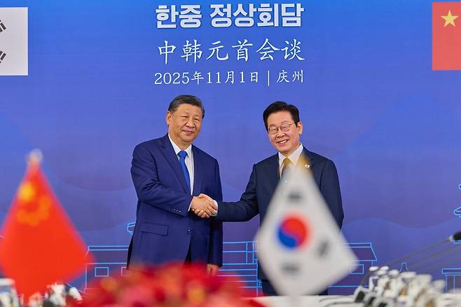 이재명 대통령과 시진핑 중국 국가주석이 1일 경북 경주시 경주박물관에서 한중 정상회담 기념촬영을 하고 있다. (대통령실 제공. 재판매 및 DB 금지) 2025.11.2/뉴스1 ⓒ News1