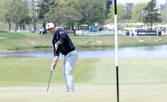 퍼팅을 하고 있는 장유빈.뉴스1