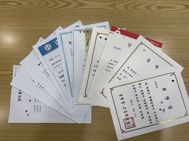 전주소년원에서 31일 임시퇴원한 김아무개군이 받은 자격증과 상장 모습. 전주소년원 제공