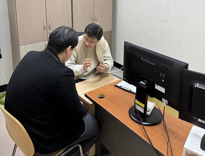김군이 전주소년원 선생님과 진로상담을 하고 있다. 전주소년원 제공
