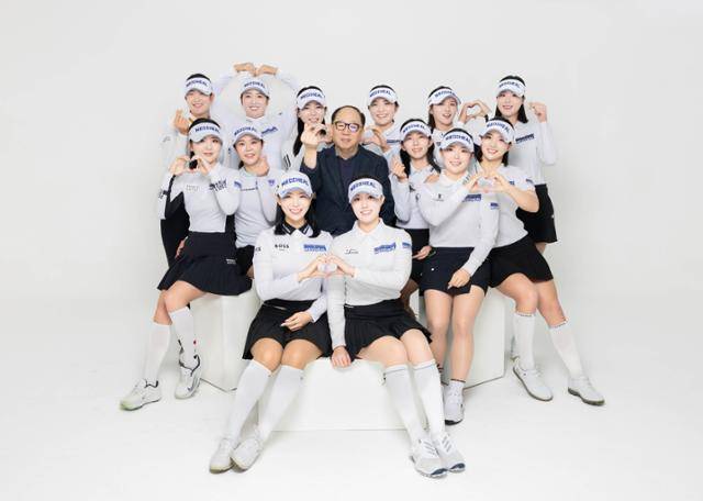 권오섭 엘엔피코스메틱 회장(가운데)과 메디힐 선수단. 엘앤피코스메틱 제공