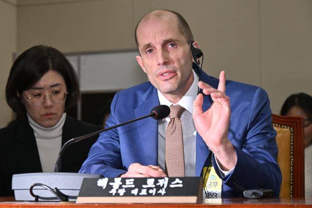 헤럴드 로저스 쿠팡 한국 임시대표가 31일 서울 여의도 국회에서 열린 쿠팡 연석 청문회에 출석해 의원질의에 답하고 있다. 민경석 기자