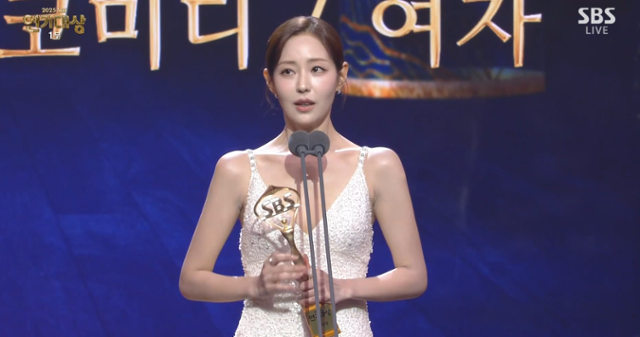 배우 신슬기가 31일 개최된 '2025 SBS 연기대상'에서 '우주메리미'로 조연상을 수상했다.