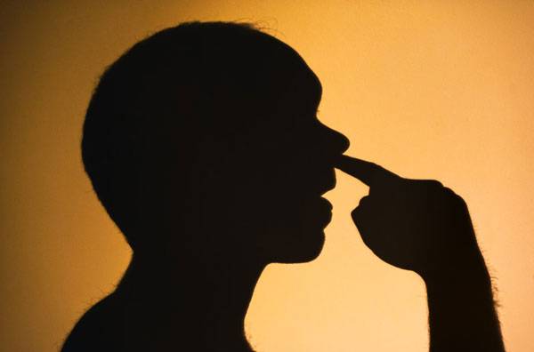 코를 파는 습관을 방치하면 건강 문제가 발생할 수 있다. /사진=게티이미지뱅크