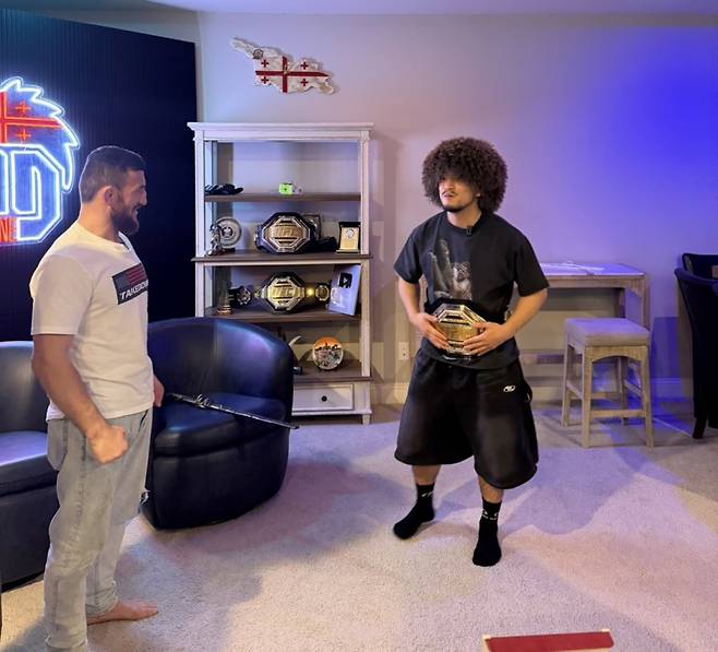 유수영이 메랍 드발리쉬빌리(왼쪽)의 UFC 챔피언 벨트를 맨 모습. 사진=본인 제공