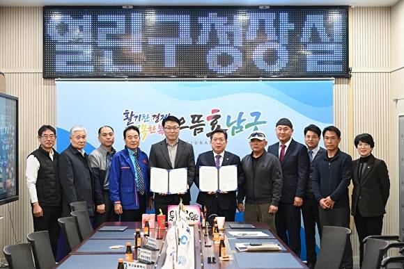 광주 남구 관계자들이 천원 택시, 돌봄택시 협약식에서 협약서를 들고 있다. [사진=광주 남구]