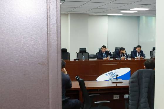 30일 국회의원회관에서 더불어민주당 3선 의원들이 비공개로 모임을 하고 있다. 연합뉴스