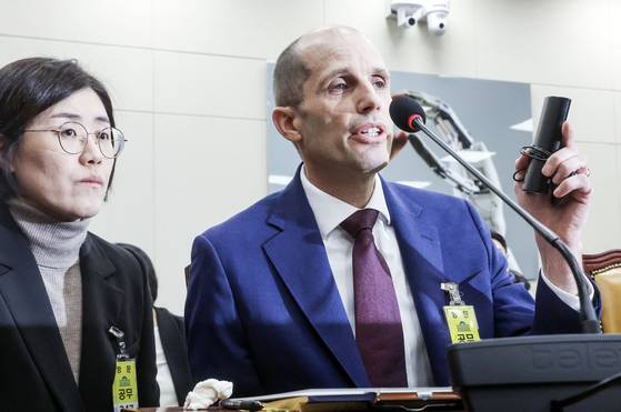 30일 국회에서 열린 '쿠팡 침해사고 및 개인정보 유출, 불공정 거래, 노동환경 실태 파악과 재발방지 대책 마련을 위한 청문회'에 출석한 해롤드 로저스 쿠팡 임시대표가 동시통역기를 착용하고 있다. 김성룡 기자