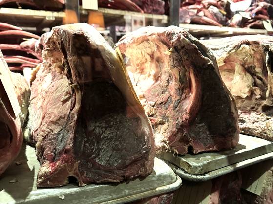 뉴욕의 드라이 에이징 전문점 숙성실에서 에이징 중인 숏로인(티본). 일정한 온도와 습도, 공기 순환 속에서 수분이 서서히 빠지며 풍미가 농축된다. 사진 김광중