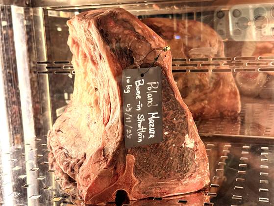 미국 스테이크하우스의 숙성고에 보관된 드라이 에이징 소고기. 공기와 시간 속에서 수분이 빠지며 맛이 농축된다. 사진 김광중