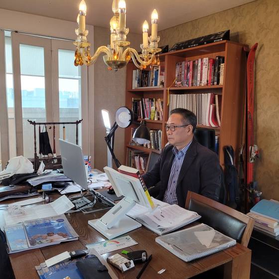 조승식 전 대검찰청 강력부장이 2023년 4월 21일 자택에서 중앙일보와 인터뷰를 진행하고 있다. 석경민 기자