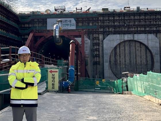 황우주 한국도로공사 김포파주건설사업단 팀장이 김포~파주 한강 하저터널 입구에서 잠시 휴식을 취하고 있다. 터널 좌측은 파주행 상행선, 우측은 김포행 하행선인데 TBM은 지난 19일 현재 상행선 뚫고 들어가 190m가량을 남기고 있다. [사진 황우주]