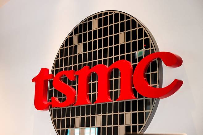 대만 신주에 있는 TSMC 본사에 회사 로고가 걸려 있다. AFP연합뉴스