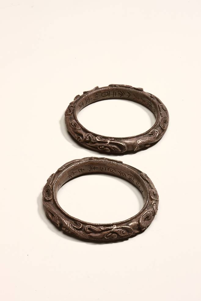 국가지정문화유산 국보인 ‘무령왕비 은팔찌’의 안에는 글씨가 쓰여 있다. 국가유산청 제공