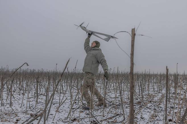 A Ukrainian member of an Azov Brigade drone team - callsign Sava 21 - launches a surveillance drone towards Russian positions on Feb. 4, amid the Russian war with Ukraine. [AFP/YONHAP]