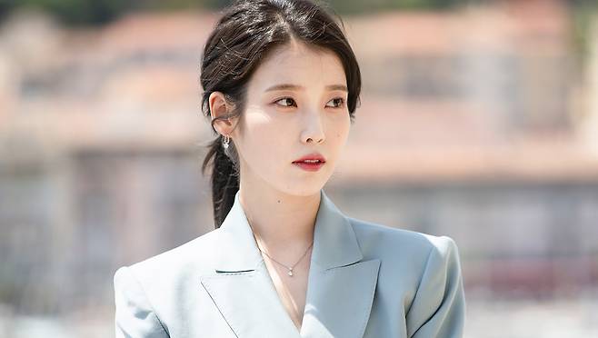 May all blessings in the universe rain down on IU in the new year. Being born in the year of the rooster, she should close the year and prepare for what's ahead. Only great things, I hope. [NEWS1]