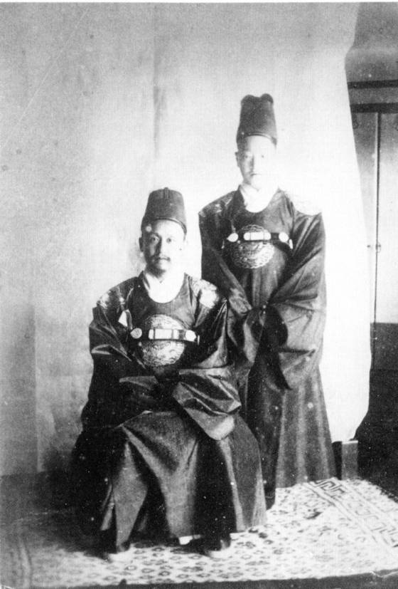A photo of King Gojong, left, and his son Sunjong that was published in the September 1893 edition of the French magazine Figaro Illustre [SCREEN CAPTURE]