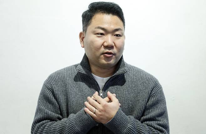 Sgt. Yang Chang-mo, who took part in writing the book ″We Are Here,″ speaks during an interview with the JoongAng Ilbo at a cafe in Mapo District, western Seoul, on Dec. 16. [KIM SEONG-RYONG]