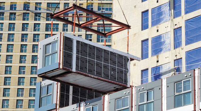 모듈러를 들어 올려 조립하는 모습이다. 현대엔지니어링 제공