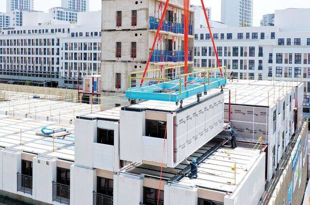 한국토지주택공사(LH)가 세종시 6-3 생활권에 준공한 416가구 규모의 모듈러 주택을 조립하고 있다. 한국토지주택공사 제공