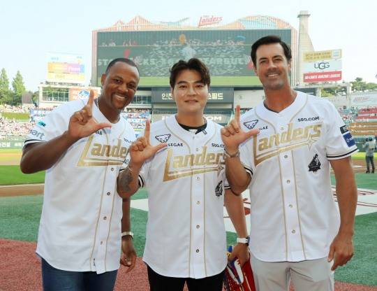 레전드들의 기념촬영. 사진[연합뉴스]