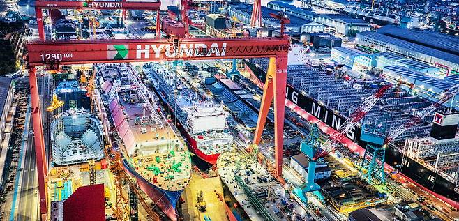 울산 동구 HD현대중공업 울산조선소가 한국 조선 산업의 미래를 밝히는 상징적 야경을 선보이고 있다. 골리앗 크레인 아래 초대형 선박들이 도크를 메운 채 공정이 진행되고 있다. 김재훈 기자