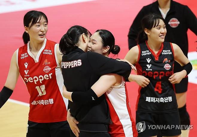 본문과는 직접적인 관련이 없는 사진. 지난 30일 광주 서구 페퍼스타디움에서 열린 프로배구 V리그 여자부 페퍼저축은행과 GS칼텍스의 경기. 페퍼저축은행 선수들이 세트스코어 3-1 승리를 거두고 기뻐하고 있다. [연합뉴스]
