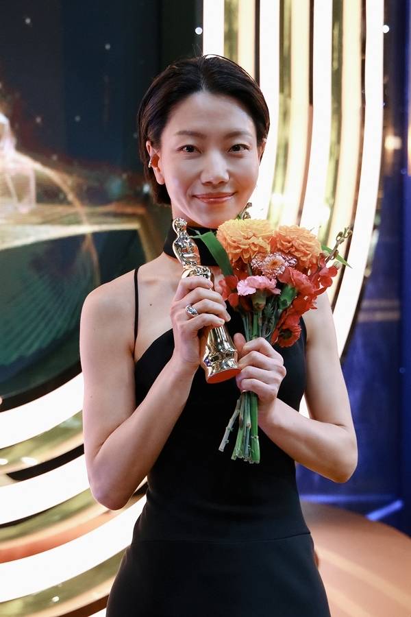 배우 김신록이 올 연말 기분 좋은 수상 러시를 이어갔다.