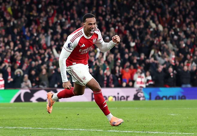 아스널이 아스톤 빌라를 제압하고 잉글랜드 프리미어리그 1위를 유지했다. 사진은 31일(한국시각) 아스톤 빌라를 상대로 선제골을 터트린 가브리엘 마갈량이스. /사진=로이터
