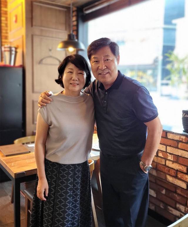 아내(왼쪽)는 43년을 한결같은 기도로 남편(오른쪽·이만수)과 가정을 지켜왔다.