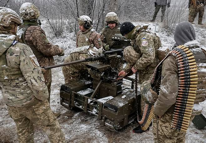 15일(현지시간) 우크라이나 하르키우 지역에서 우크라이나군 제66기계화여단 소속 군인들이 브라우닝 M2 기관총이 장착된 무인 지상 차량을 시험하고 있다. [로이터]