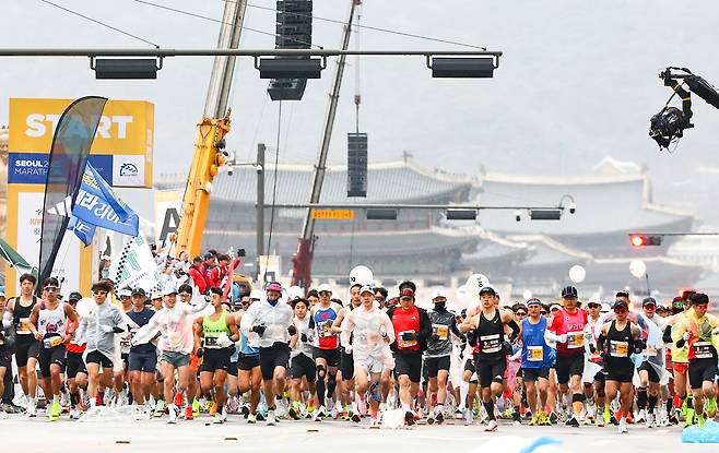 올 3월 16일 오전 서울 종로구 광화문광장에서 열린 2025 서울마라톤 참가자들이 힘차게 출발하고 있다. [뉴시스]
