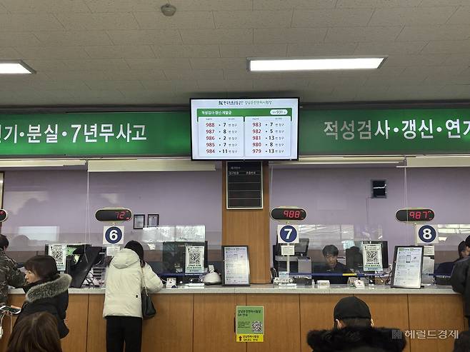 강남운전면허시험장 면허 갱신 창구에 대기 인원 수가 931명까지 늘어난 모습. 정주원 기자