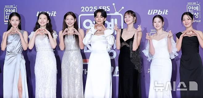 [서울=뉴시스] 김혜진 기자 = 방송인 이현이(왼쪽부터), 김진경, 송해나, 정혜인, 이혜정, 박하얀, 박승희가 30일 오후 서울 마포구 SBS 프리즘타워에서 열린 2025 SBS 연예대상에서 포즈를 취하고 있다. 2025.12.30. jini@newsis.com