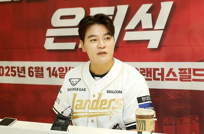 [서울=뉴시스] 14일 인천 SSG랜더스필드에서 은퇴식을 앞두고 인터뷰를 하는 추신수 SSG 랜더스 구단주 보좌역. (사진 = SSG 랜더스 제공) *재판매 및 DB 금지