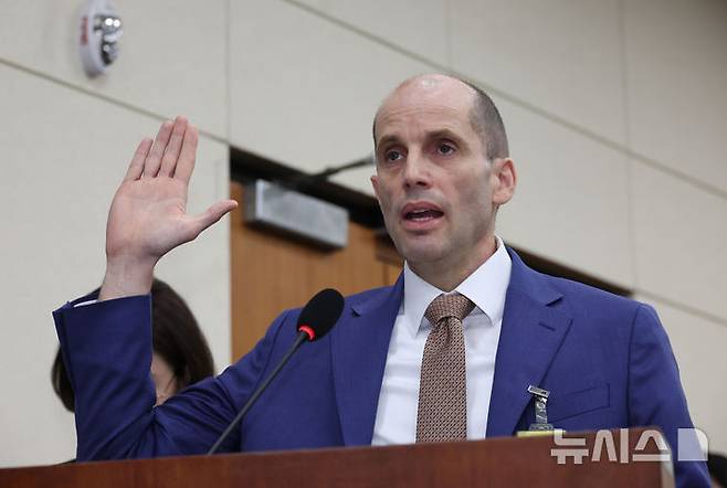 [서울=뉴시스] 김금보 기자 = 해롤드 로저스 쿠팡 대표이사가 31일 오전 서울 여의도 국회에서 열린 쿠팡 침해사고 및 개인정보 유출, 불공정 거래, 노동환경 실태 파악과 재발방지 대책 마련을 위한 연석 청문회에서 선서하고 있다. 2025.12.31. kgb@newsis.com