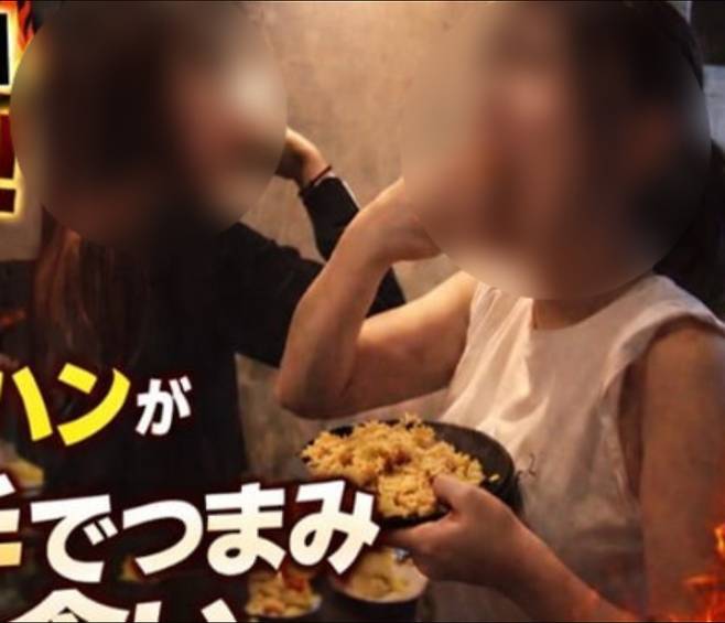 손님에게 제공될 음식을 맨손으로 집어 먹는 아르바이트 직원들 [SNS 캡처]