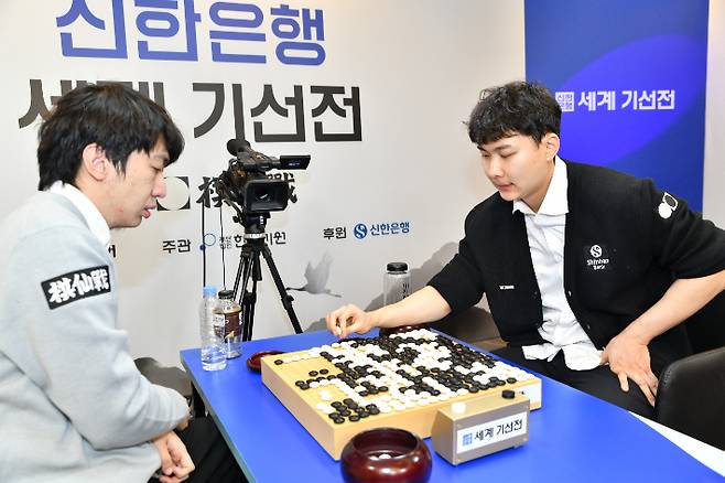 박정환 9단(사진 오른쪽)과 당이페이 9단의 국후 복기 장면. 한국기원 제공