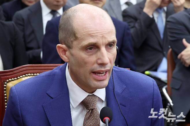 31일 서울 여의도 국회 과학기술정보방송통신위원회 전체회의에서 열린 쿠팡 침해사고 및 개인정보 유출, 불공정 거래, 노동환경 실태 파악과 재발방지 대책 마련을 위한 청문회에서 해롤드 로저스 쿠팡 대표이사가 의원 질의에 답변 하고 있다. 윤창원 기자