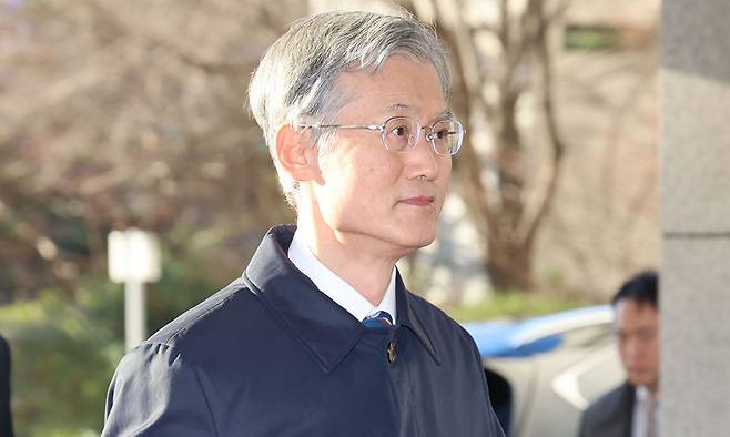 조희대 대법원장이 31일 서울 서초구 대법원으로 출근하고 있다. 뉴시스