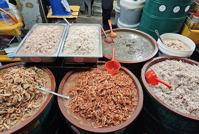 광주 양동시장에 김치를 만들 때 꼭 필요한 젓갈이 즐비해 있다.