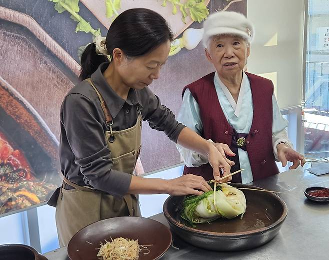 식품명인 제76호인 오숙자(오른쪽)씨와 전수자이자 그의 딸인 윤다슬씨가&nbsp;‘반지’를 만들고 있다.